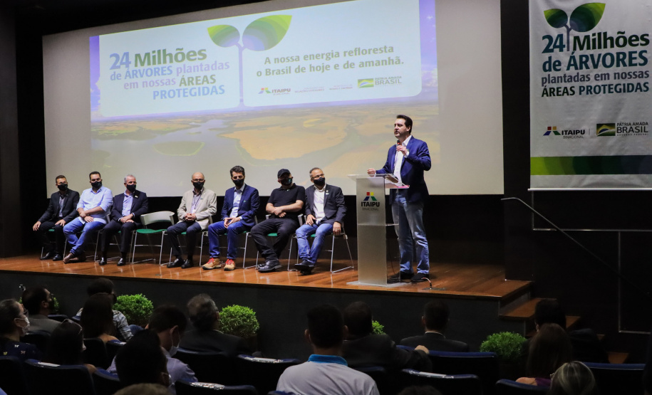 Em Foz do Iguaçu, governador acompanha plantio da 24ª milionésima árvore pela Itaipu Binacional