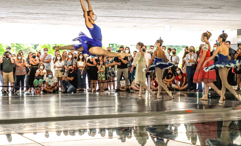 Os grupos de dança do Centro Cultural Teatro Guaíra – Balé Guaíra, G2 e Escola de Dança – se apresentam neste sábado (04), no vão livre do Museu Oscar Niemeyer (MON).