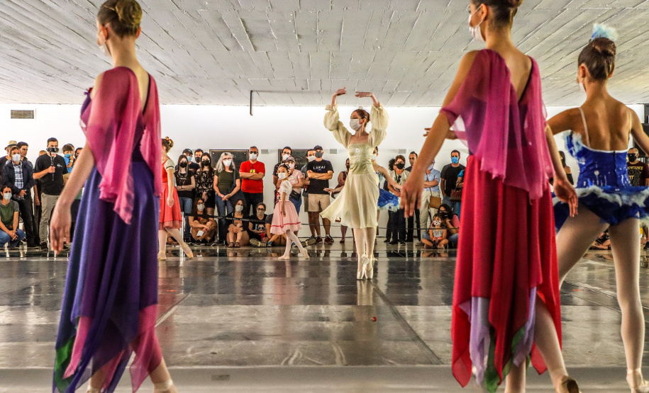 Os grupos de dança do Centro Cultural Teatro Guaíra – Balé Guaíra, G2 e Escola de Dança – se apresentam neste sábado (04), no vão livre do Museu Oscar Niemeyer (MON).