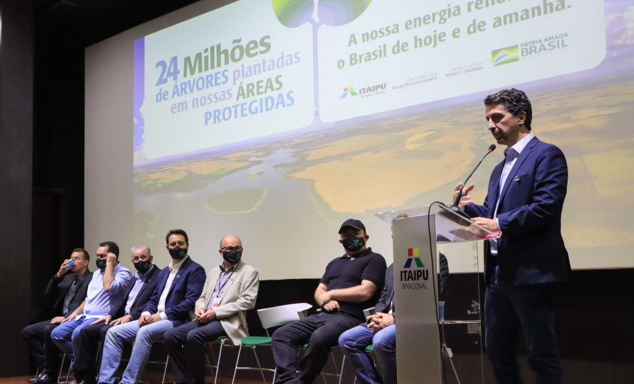 Em Foz do Iguaçu, governador acompanha plantio da 24ª milionésima árvore pela Itaipu Binacional