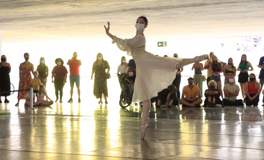 Os grupos de dança do Centro Cultural Teatro Guaíra – Balé Guaíra, G2 e Escola de Dança – se apresentam neste sábado (04), no vão livre do Museu Oscar Niemeyer (MON).
