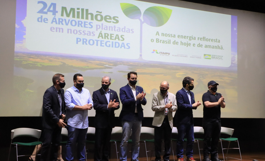 Em Foz do Iguaçu, governador acompanha plantio da 24ª milionésima árvore pela Itaipu Binacional
