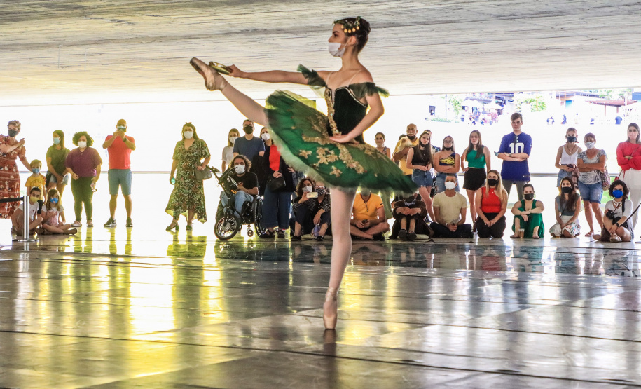 Os grupos de dança do Centro Cultural Teatro Guaíra – Balé Guaíra, G2 e Escola de Dança – se apresentam neste sábado (04), no vão livre do Museu Oscar Niemeyer (MON).