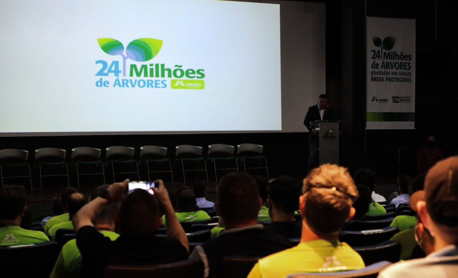 Em Foz do Iguaçu, governador acompanha plantio da 24ª milionésima árvore pela Itaipu Binacional