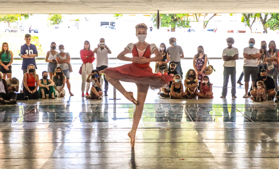 Os grupos de dança do Centro Cultural Teatro Guaíra – Balé Guaíra, G2 e Escola de Dança – se apresentam neste sábado (04), no vão livre do Museu Oscar Niemeyer (MON).