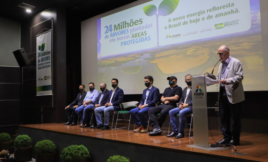 Em Foz do Iguaçu, governador acompanha plantio da 24ª milionésima árvore pela Itaipu Binacional