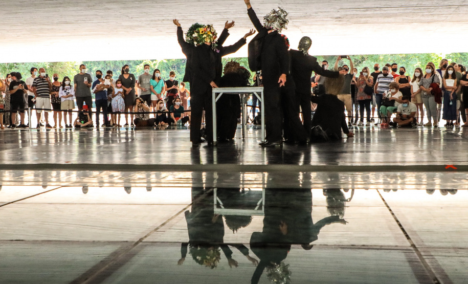 Os grupos de dança do Centro Cultural Teatro Guaíra – Balé Guaíra, G2 e Escola de Dança – se apresentam neste sábado (04), no vão livre do Museu Oscar Niemeyer (MON).