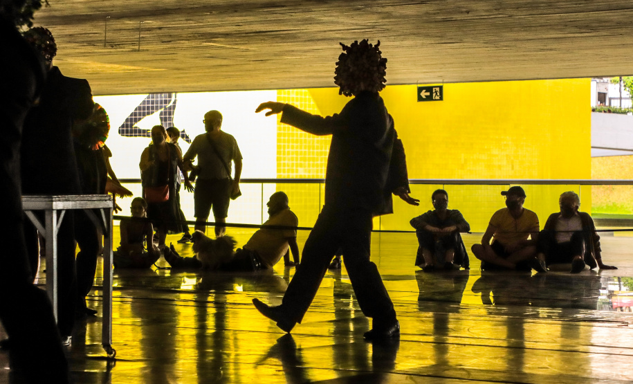 Os grupos de dança do Centro Cultural Teatro Guaíra – Balé Guaíra, G2 e Escola de Dança – se apresentam neste sábado (04), no vão livre do Museu Oscar Niemeyer (MON).