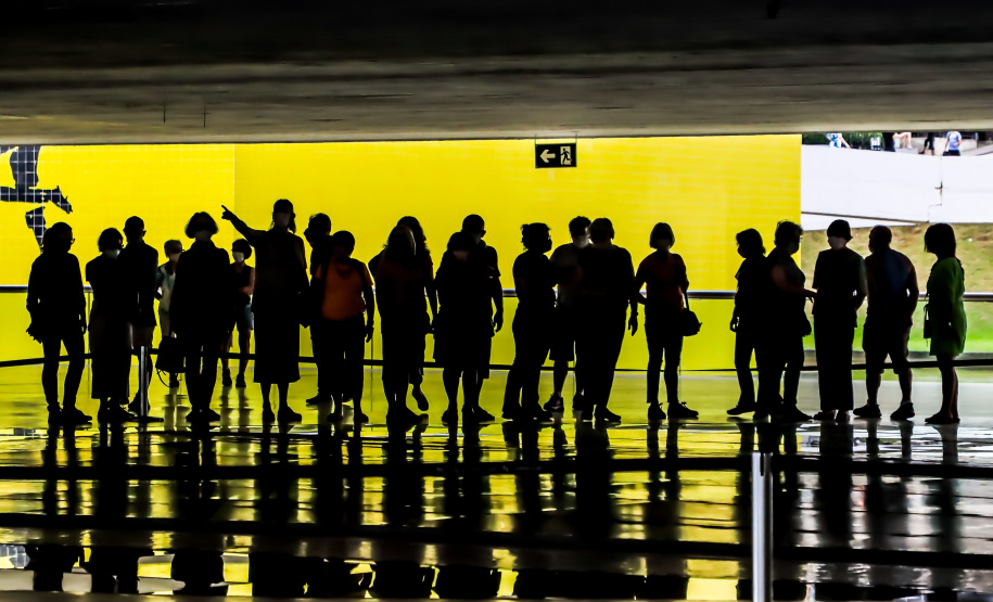Os grupos de dança do Centro Cultural Teatro Guaíra – Balé Guaíra, G2 e Escola de Dança – se apresentam neste sábado (04), no vão livre do Museu Oscar Niemeyer (MON).