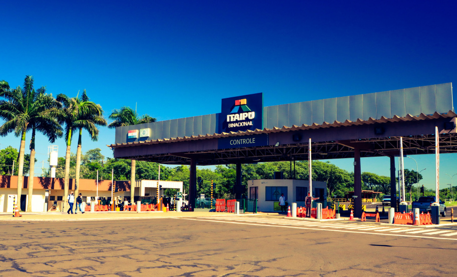 Em Foz do Iguaçu, governador acompanha plantio da 24ª milionésima árvore pela Itaipu Binacional