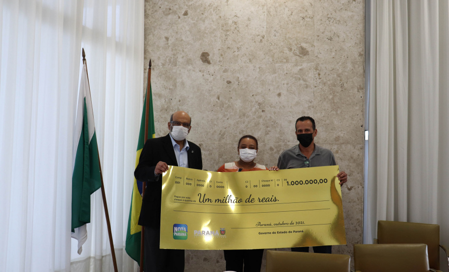 Fazenda entrega prêmio máximo do Nota Paraná para aposentada de Curitiba