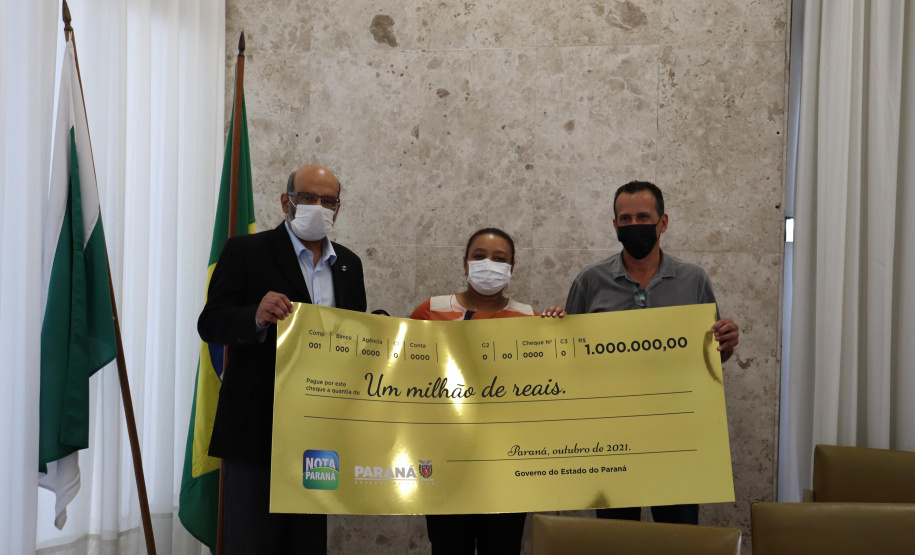 Fazenda entrega prêmio máximo do Nota Paraná para aposentada de Curitiba