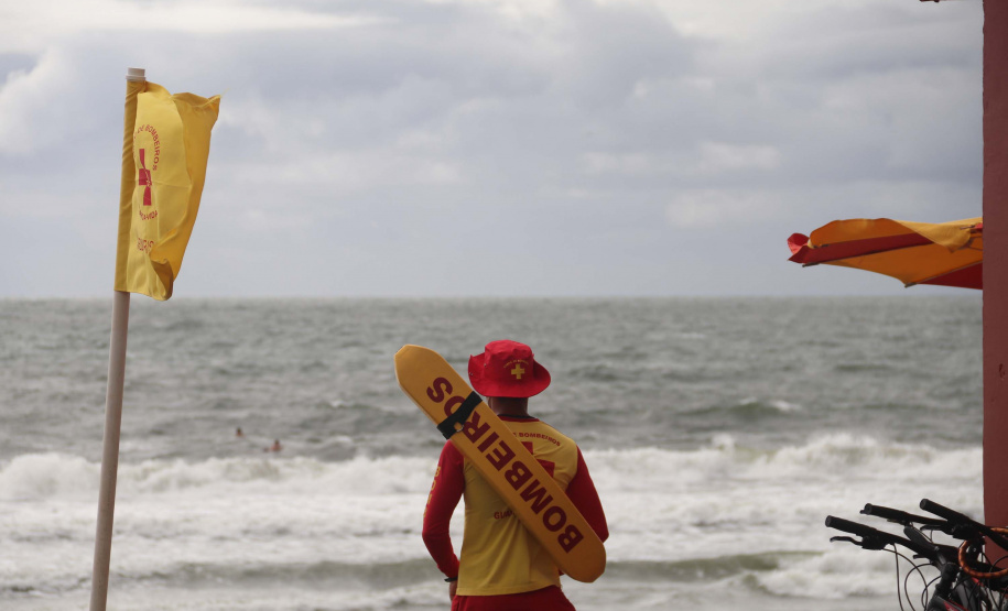 Homem se afoga fora de área protegida e é resgatado pelos bombeiros em Pontal do Paraná