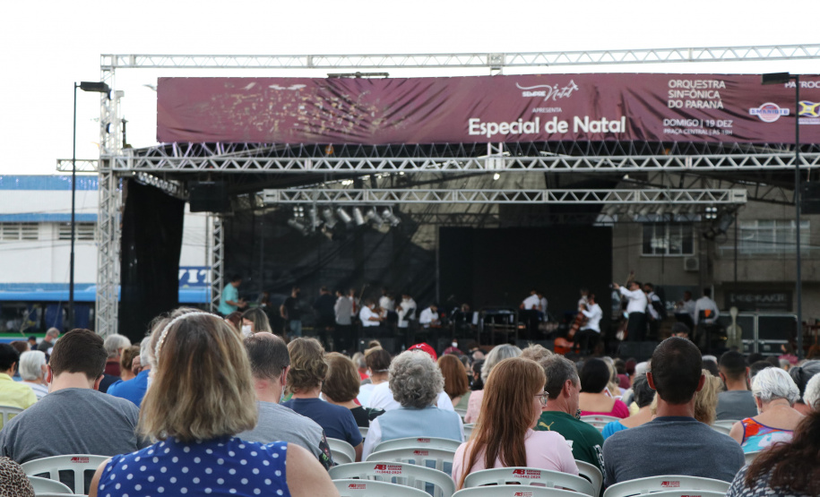 Orquestra Sinfônica do Paraná encanta na Praça Central de Guaratuba com música e espírito natalino