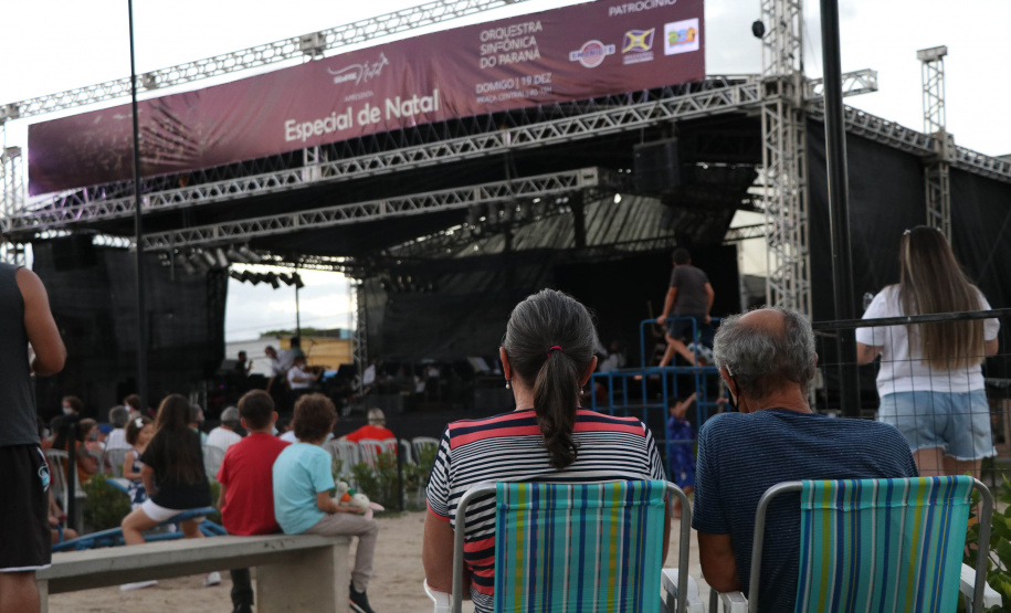 Orquestra Sinfônica do Paraná encanta na Praça Central de Guaratuba com música e espírito natalino
