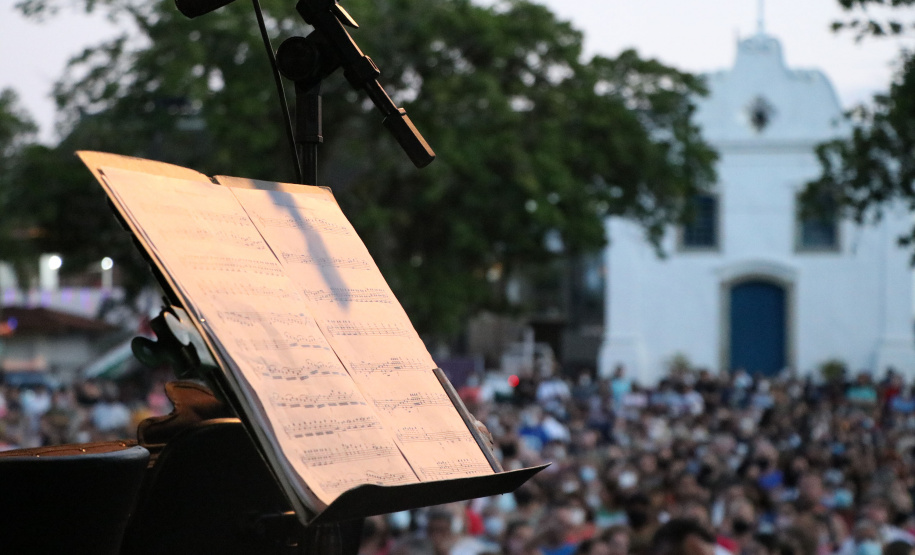 Orquestra Sinfônica do Paraná encanta na Praça Central de Guaratuba com música e espírito natalino