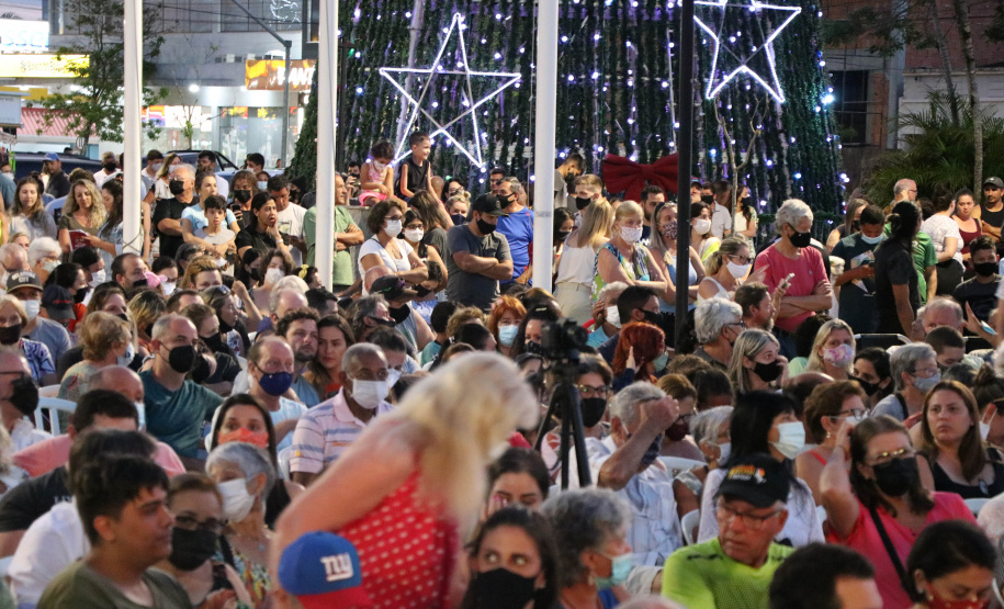 Orquestra Sinfônica do Paraná encanta na Praça Central de Guaratuba com música e espírito natalino