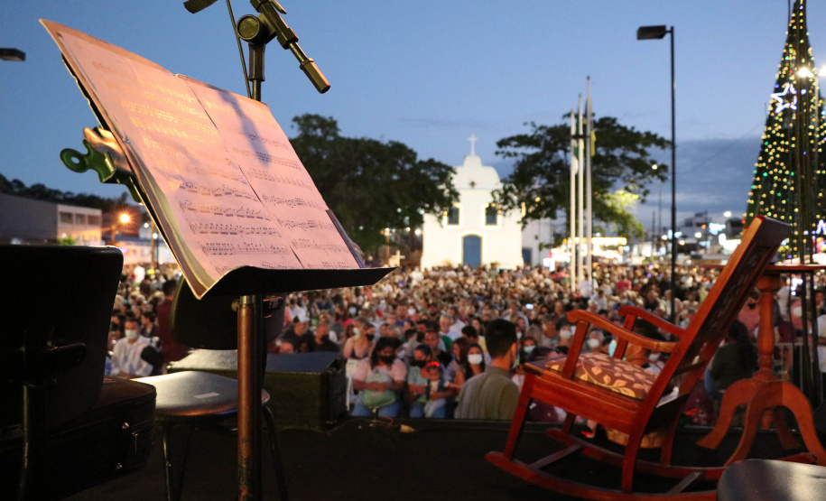 Orquestra Sinfônica do Paraná encanta na Praça Central de Guaratuba com música e espírito natalino