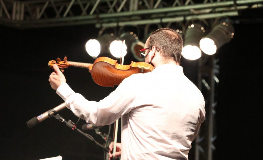Orquestra Sinfônica do Paraná encanta na Praça Central de Guaratuba com música e espírito natalino