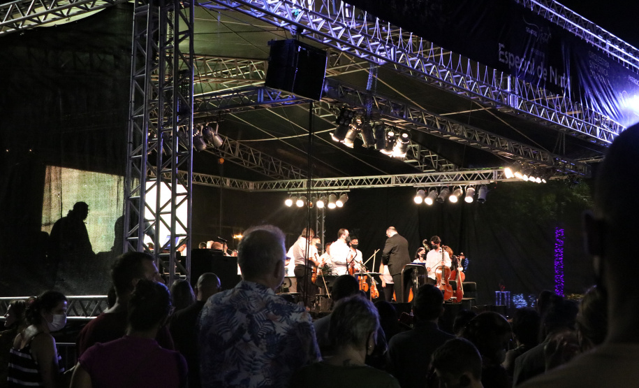 Orquestra Sinfônica do Paraná encanta na Praça Central de Guaratuba com música e espírito natalino