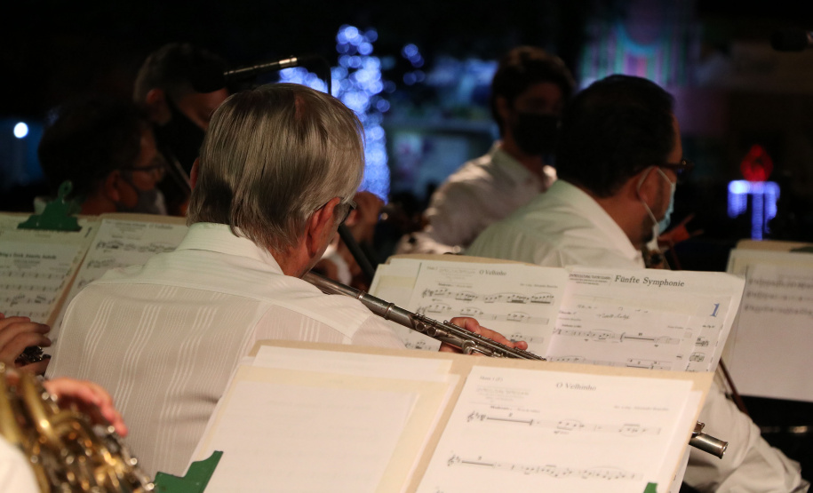 Orquestra Sinfônica do Paraná encanta na Praça Central de Guaratuba com música e espírito natalino