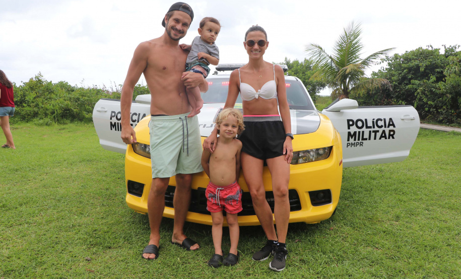 Ciclo de exposições da PM atrai dezenas de crianças e adultos nas praias do Litoral