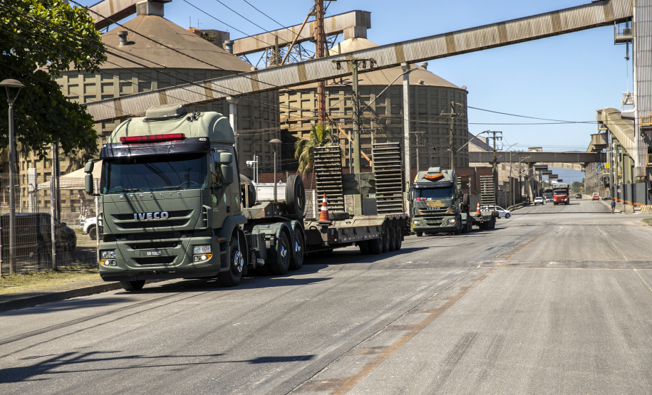 O Exército Brasileiro recebeu, na última terça-feira (30), seis novos caminhões da marca Tatra 8x8 com portadas IRB importados. Os veículos militares foram desembarcados na TCP - Terminal de Contêineres de Paranaguá, no Porto de Paranaguá. Fabricadas na República Tcheca, as viaturas foram embarcadas em porto alemão. Chegaram em Paranaguá em contêineres Flat Rack no navio Cap San Lorenzo.
