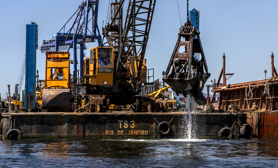Etapa de detonação da derrocagem do canal de acesso do Porto de Paranaguá é concluída