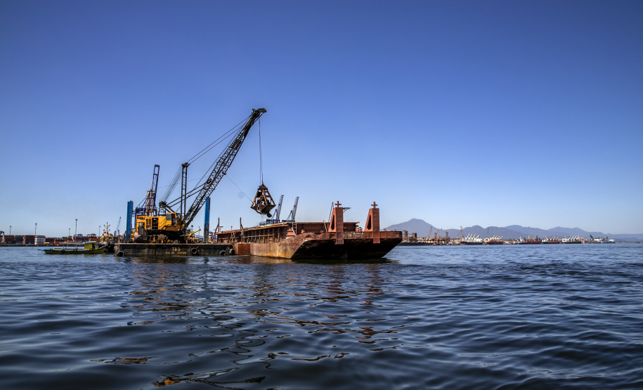 Etapa de detonação da derrocagem do canal de acesso do Porto de Paranaguá é concluída