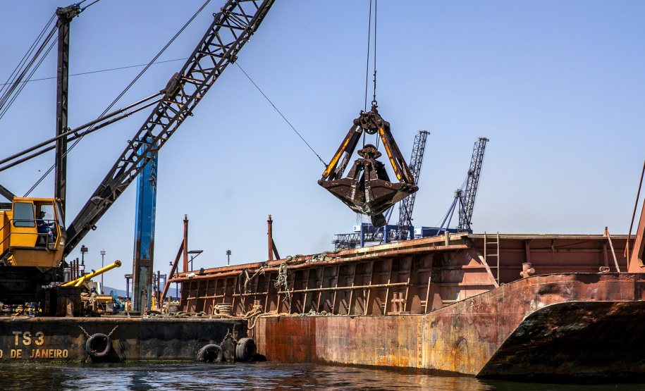 Etapa de detonação da derrocagem do canal de acesso do Porto de Paranaguá é concluída