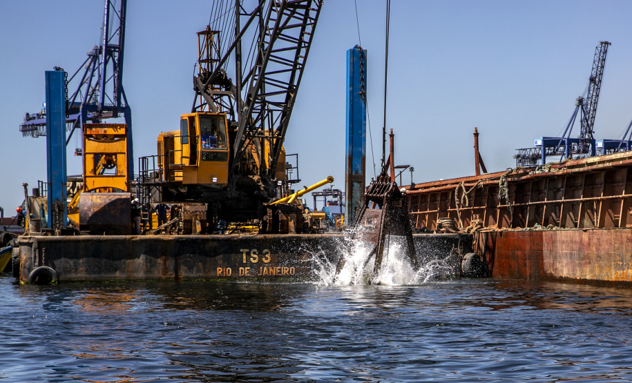 Etapa de detonação da derrocagem do canal de acesso do Porto de Paranaguá é concluída
