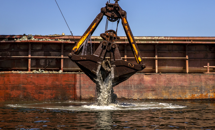 Etapa de detonação da derrocagem do canal de acesso do Porto de Paranaguá é concluída
