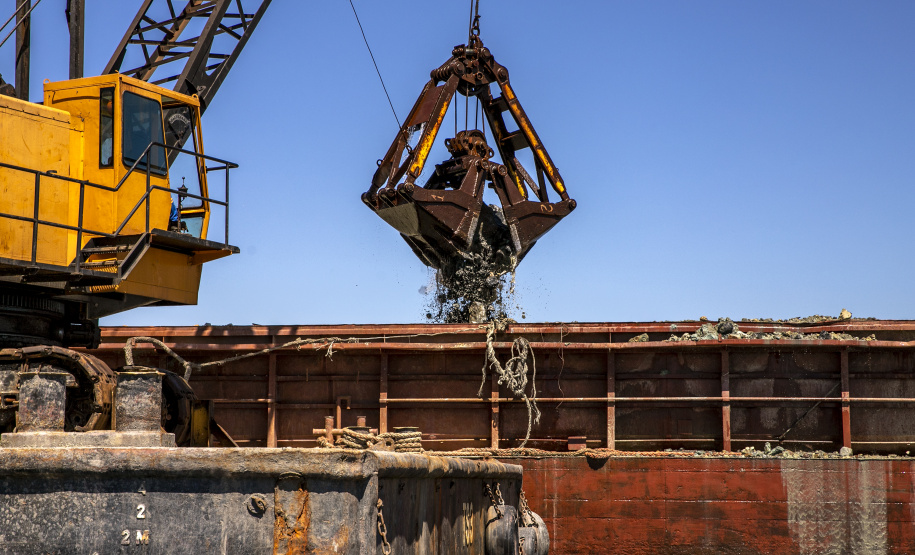 Etapa de detonação da derrocagem do canal de acesso do Porto de Paranaguá é concluída
