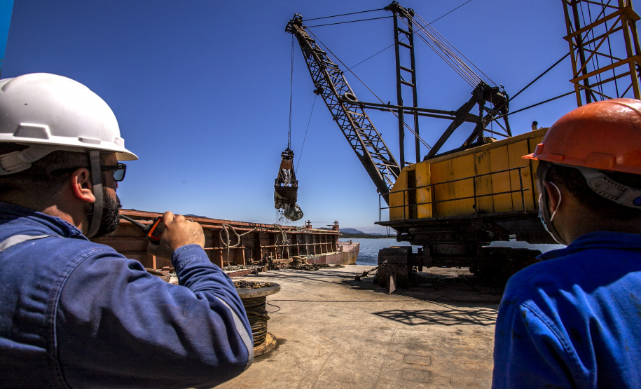 Etapa de detonação da derrocagem do canal de acesso do Porto de Paranaguá é concluída