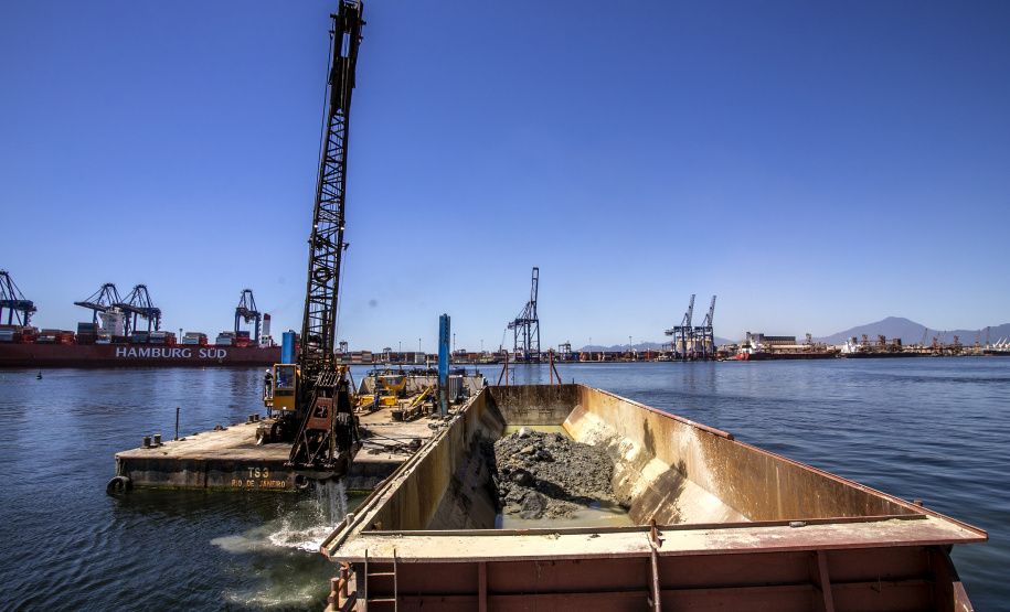 Etapa de detonação da derrocagem do canal de acesso do Porto de Paranaguá é concluída