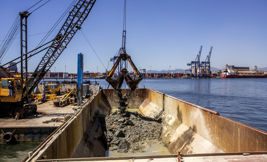 Etapa de detonação da derrocagem do canal de acesso do Porto de Paranaguá é concluída