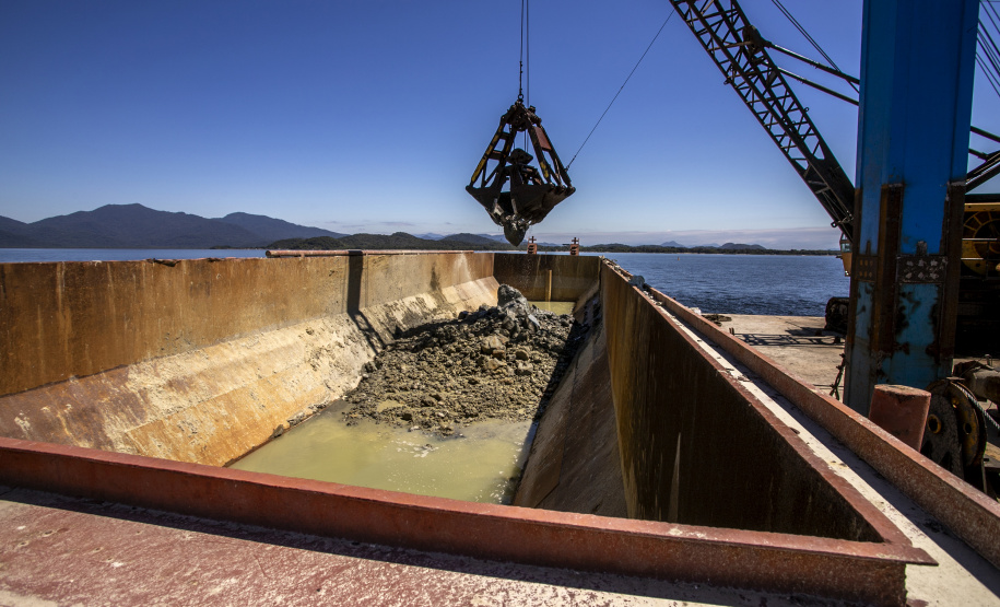 Etapa de detonação da derrocagem do canal de acesso do Porto de Paranaguá é concluída