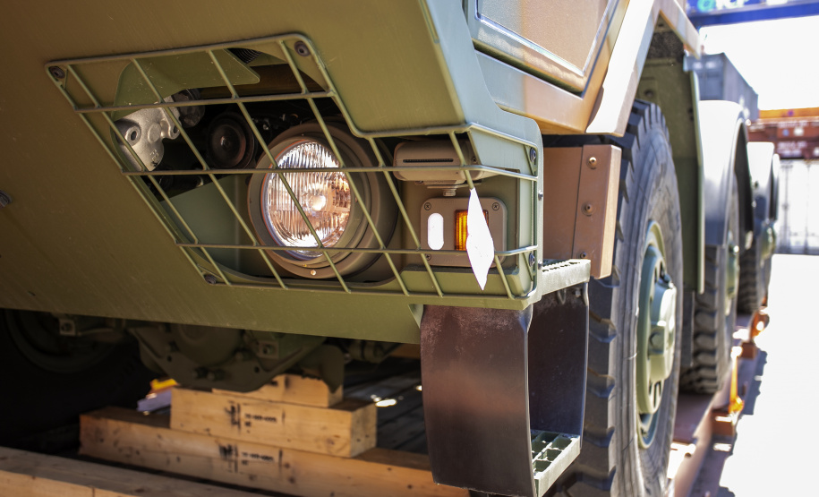 O Exército Brasileiro recebeu, na última terça-feira (30), seis novos caminhões da marca Tatra 8x8 com portadas IRB importados. Os veículos militares foram desembarcados na TCP - Terminal de Contêineres de Paranaguá, no Porto de Paranaguá. Fabricadas na República Tcheca, as viaturas foram embarcadas em porto alemão. Chegaram em Paranaguá em contêineres Flat Rack no navio Cap San Lorenzo.