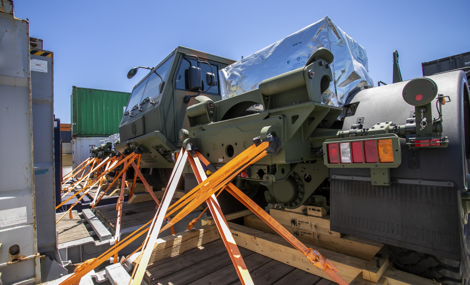 O Exército Brasileiro recebeu, na última terça-feira (30), seis novos caminhões da marca Tatra 8x8 com portadas IRB importados. Os veículos militares foram desembarcados na TCP - Terminal de Contêineres de Paranaguá, no Porto de Paranaguá. Fabricadas na República Tcheca, as viaturas foram embarcadas em porto alemão. Chegaram em Paranaguá em contêineres Flat Rack no navio Cap San Lorenzo.