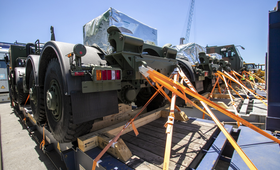 O Exército Brasileiro recebeu, na última terça-feira (30), seis novos caminhões da marca Tatra 8x8 com portadas IRB importados. Os veículos militares foram desembarcados na TCP - Terminal de Contêineres de Paranaguá, no Porto de Paranaguá. Fabricadas na República Tcheca, as viaturas foram embarcadas em porto alemão. Chegaram em Paranaguá em contêineres Flat Rack no navio Cap San Lorenzo.