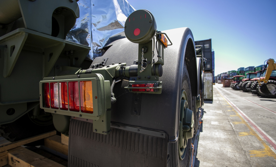 O Exército Brasileiro recebeu, na última terça-feira (30), seis novos caminhões da marca Tatra 8x8 com portadas IRB importados. Os veículos militares foram desembarcados na TCP - Terminal de Contêineres de Paranaguá, no Porto de Paranaguá. Fabricadas na República Tcheca, as viaturas foram embarcadas em porto alemão. Chegaram em Paranaguá em contêineres Flat Rack no navio Cap San Lorenzo.