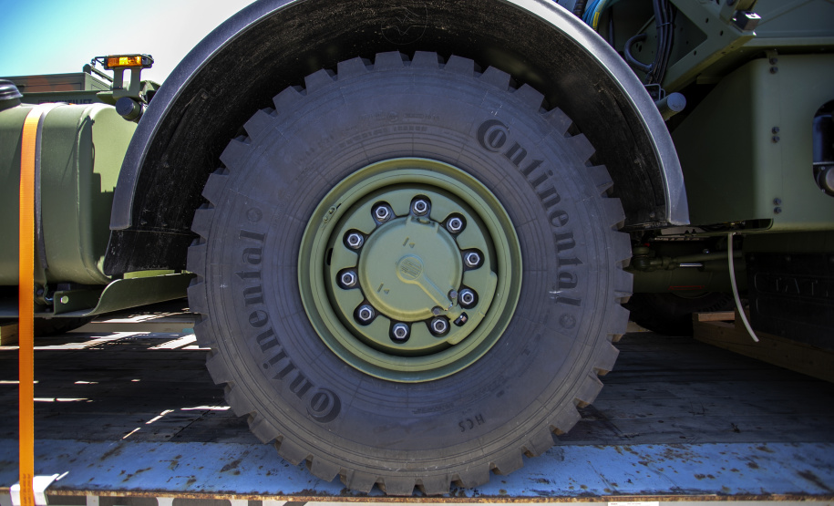 O Exército Brasileiro recebeu, na última terça-feira (30), seis novos caminhões da marca Tatra 8x8 com portadas IRB importados. Os veículos militares foram desembarcados na TCP - Terminal de Contêineres de Paranaguá, no Porto de Paranaguá. Fabricadas na República Tcheca, as viaturas foram embarcadas em porto alemão. Chegaram em Paranaguá em contêineres Flat Rack no navio Cap San Lorenzo.