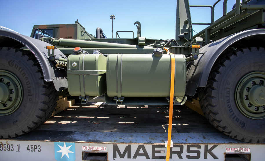 O Exército Brasileiro recebeu, na última terça-feira (30), seis novos caminhões da marca Tatra 8x8 com portadas IRB importados. Os veículos militares foram desembarcados na TCP - Terminal de Contêineres de Paranaguá, no Porto de Paranaguá. Fabricadas na República Tcheca, as viaturas foram embarcadas em porto alemão. Chegaram em Paranaguá em contêineres Flat Rack no navio Cap San Lorenzo.