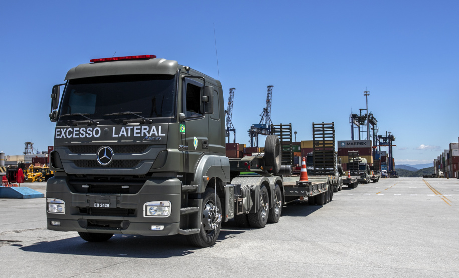 O Exército Brasileiro recebeu, na última terça-feira (30), seis novos caminhões da marca Tatra 8x8 com portadas IRB importados. Os veículos militares foram desembarcados na TCP - Terminal de Contêineres de Paranaguá, no Porto de Paranaguá. Fabricadas na República Tcheca, as viaturas foram embarcadas em porto alemão. Chegaram em Paranaguá em contêineres Flat Rack no navio Cap San Lorenzo.