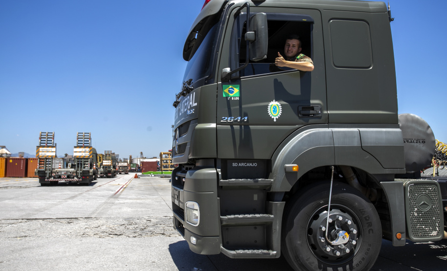 O Exército Brasileiro recebeu, na última terça-feira (30), seis novos caminhões da marca Tatra 8x8 com portadas IRB importados. Os veículos militares foram desembarcados na TCP - Terminal de Contêineres de Paranaguá, no Porto de Paranaguá. Fabricadas na República Tcheca, as viaturas foram embarcadas em porto alemão. Chegaram em Paranaguá em contêineres Flat Rack no navio Cap San Lorenzo.