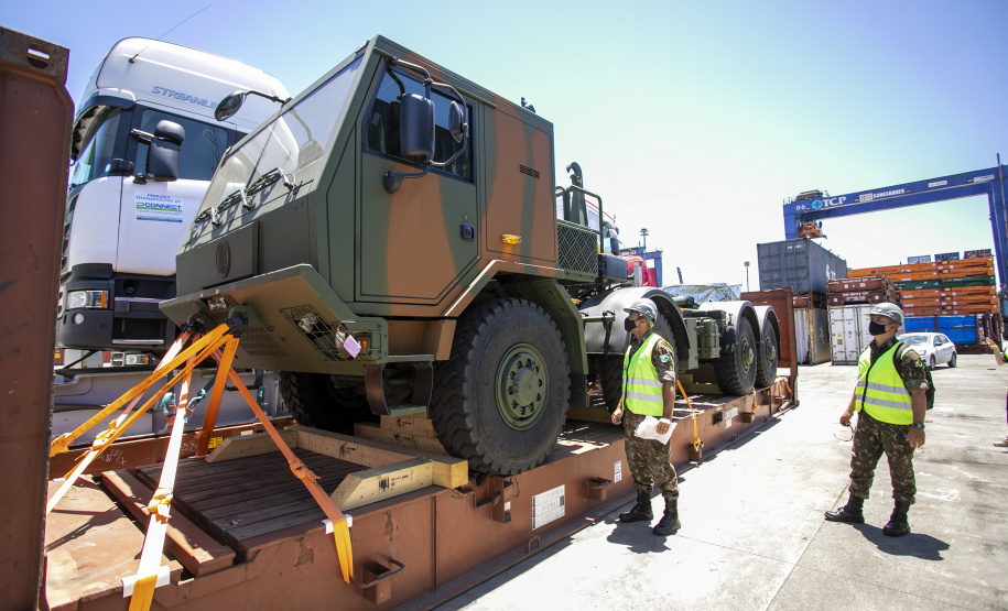 O Exército Brasileiro recebeu, na última terça-feira (30), seis novos caminhões da marca Tatra 8x8 com portadas IRB importados. Os veículos militares foram desembarcados na TCP - Terminal de Contêineres de Paranaguá, no Porto de Paranaguá. Fabricadas na República Tcheca, as viaturas foram embarcadas em porto alemão. Chegaram em Paranaguá em contêineres Flat Rack no navio Cap San Lorenzo.