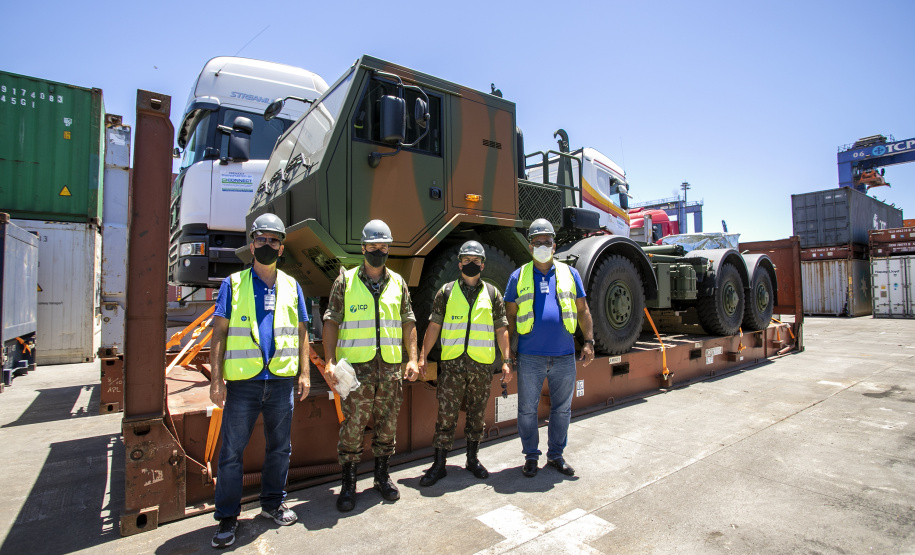 O Exército Brasileiro recebeu, na última terça-feira (30), seis novos caminhões da marca Tatra 8x8 com portadas IRB importados. Os veículos militares foram desembarcados na TCP - Terminal de Contêineres de Paranaguá, no Porto de Paranaguá. Fabricadas na República Tcheca, as viaturas foram embarcadas em porto alemão. Chegaram em Paranaguá em contêineres Flat Rack no navio Cap San Lorenzo.