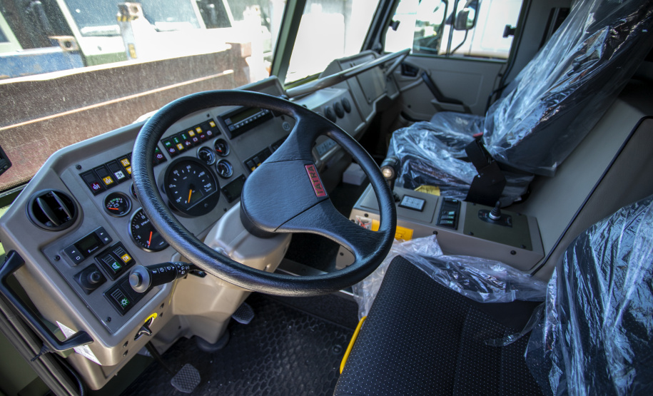 O Exército Brasileiro recebeu, na última terça-feira (30), seis novos caminhões da marca Tatra 8x8 com portadas IRB importados. Os veículos militares foram desembarcados na TCP - Terminal de Contêineres de Paranaguá, no Porto de Paranaguá. Fabricadas na República Tcheca, as viaturas foram embarcadas em porto alemão. Chegaram em Paranaguá em contêineres Flat Rack no navio Cap San Lorenzo.