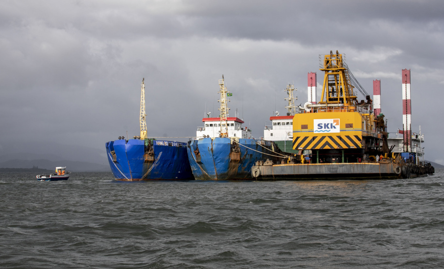 Porto faz simulação de vazamento de óleo na Baía de Paranaguá para testagem de sua capacidade de resposta