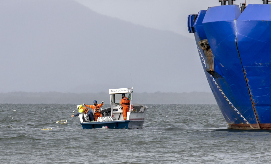 Porto faz simulação de vazamento de óleo na Baía de Paranaguá para testagem de sua capacidade de resposta